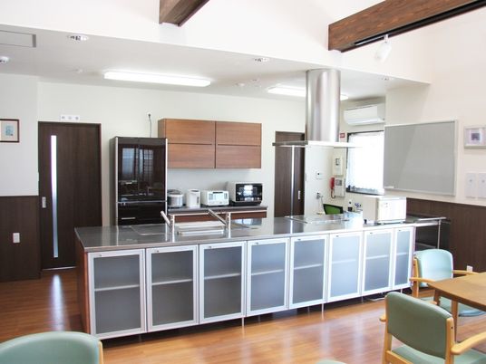 クリアな収納ケースがおしゃれなキッチンスペース。一般的な家と同じサイズのキッチン