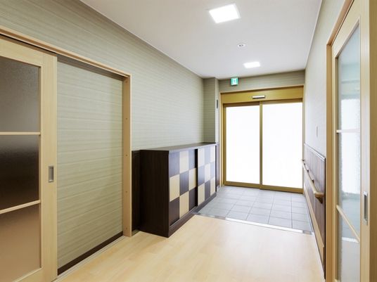 市松模様が印象的なげた箱とその周辺。オールバリアフリーのエントランス付近