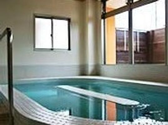 ウォーキングプールデイサービスの館内。窓も大きく明るい。