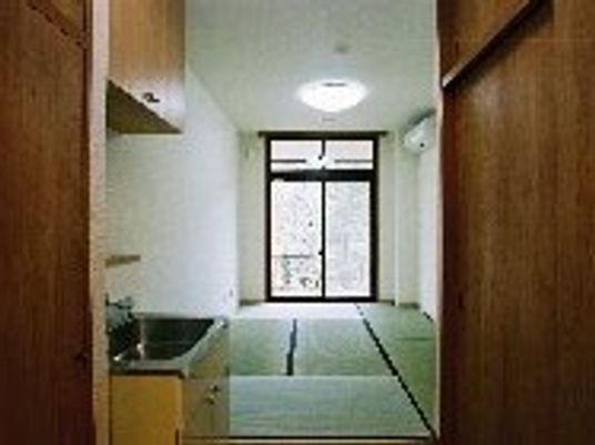 畳敷きの和室の部屋には大きな窓があり、エアコンや流しのような場所も付いている。