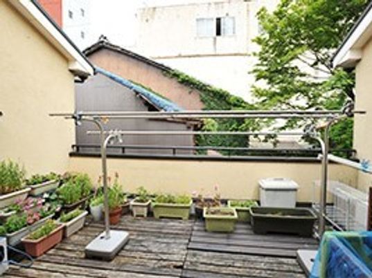 施設内にあるベランダ部分を写した写真。物干しざおがある様子が写っている