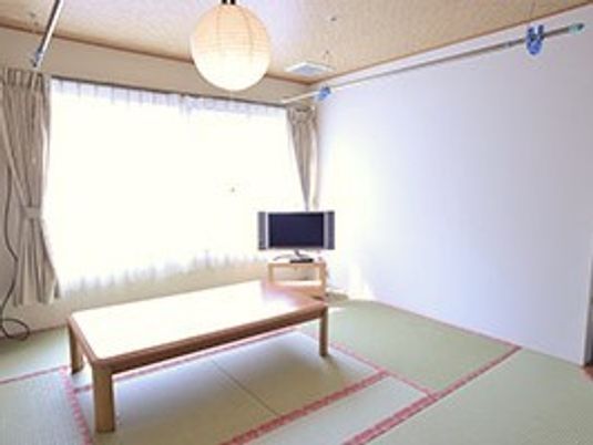 畳が敷いてある昔ながらの和室の様子。左側に窓、中央にテレビが置いてある