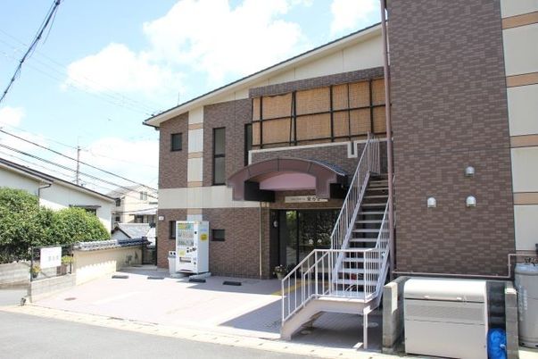 ふたりで談笑しているスタッフと高齢者。話を聞いている様子が分かる写真