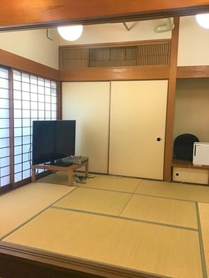 六畳一間の畳の小上がりの様子。施設内に用意されたリラックススペース