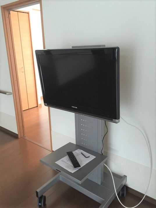 大きなテレビを写したもの。施設内に設置してあるテレビの様子