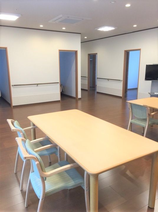 施設内の広々とした共有スペースの様子。開放的な空間の写真