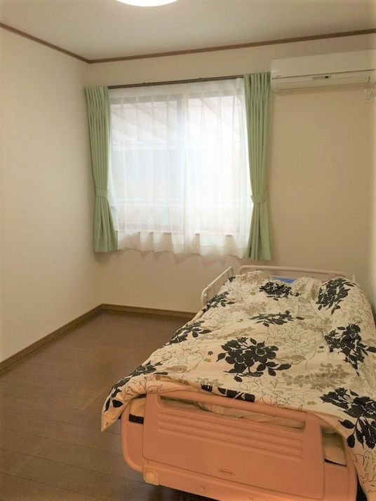 ベッドがひとつだけ置いてあるシンプルな部屋の様子。施設内の居室