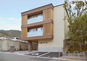 グループホーム 桂坂の外観写真。鉄骨造の建物に和風のあしらいがある様子