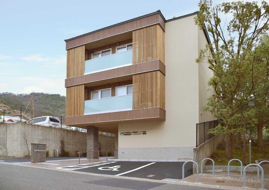 グループホーム 桂坂の外観写真。鉄骨造の建物に和風のあしらいがある様子
