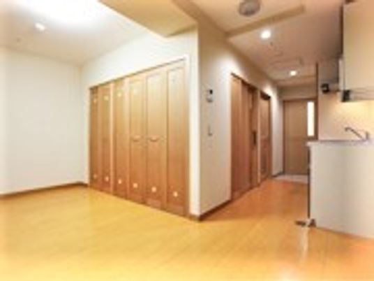 広々とした個室の部屋にはキッチンや大きな収納スペースが付いている。