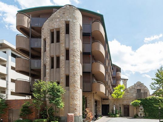 背の高い鉄骨造の建物の写真。品のあるデザイン性の高い建物の様子