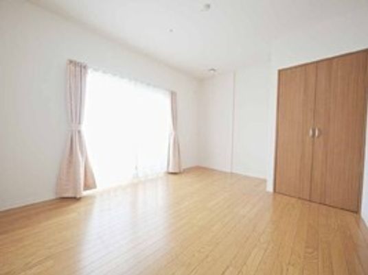 窓がついた明るい部屋の様子。施設内にある居室を写した写真