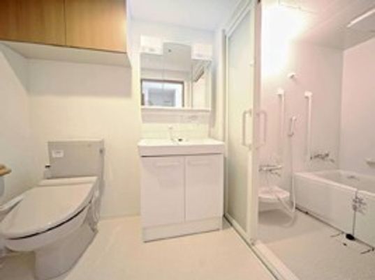 トイレと浴室、洗面台がついた施設内の居室設備の様子。バリアフリー対応してある浴室