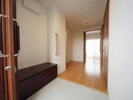 施設の居室のエントランス付近の様子。通常のマンション風の玄関の写真
