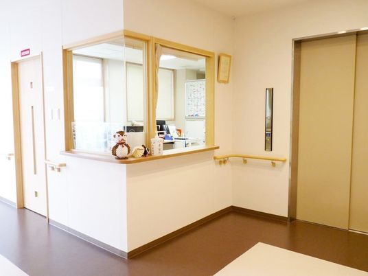 スタッフステーションには手作りの飾りがあり、エレベーターもすぐそばにある。