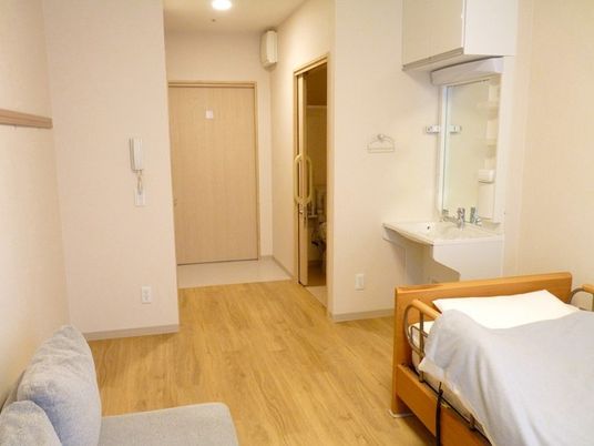 ベッドやソファが置かれた居室にはエアコンも設置され、大きな窓がついている。