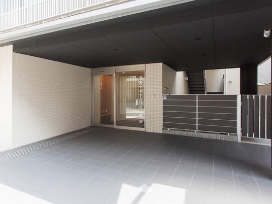 建物の中で話している看護師と医師、患者。明るい日差しが差し込んでいる様子