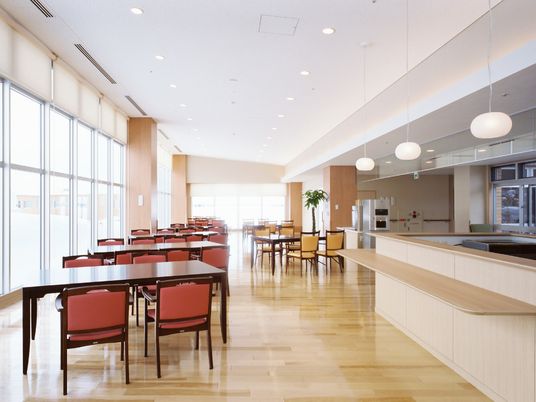 広めの空間にいすや机が並んでいる様子。食堂のような広めの空間