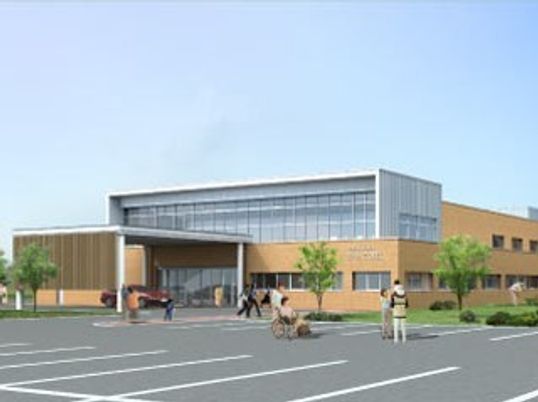 駐車場のある広い空間に建物が並んでいる様子。施設の外観