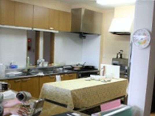 施設内の家庭用サイズのキッチンの様子。食事を作るキッチンスペース