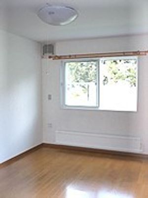 窓がついている小さな部屋の一画。エアコンと照明がついている様子