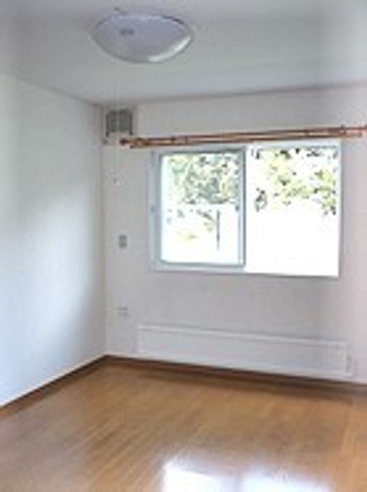 窓がついている小さな部屋の一画。エアコンと照明がついている様子