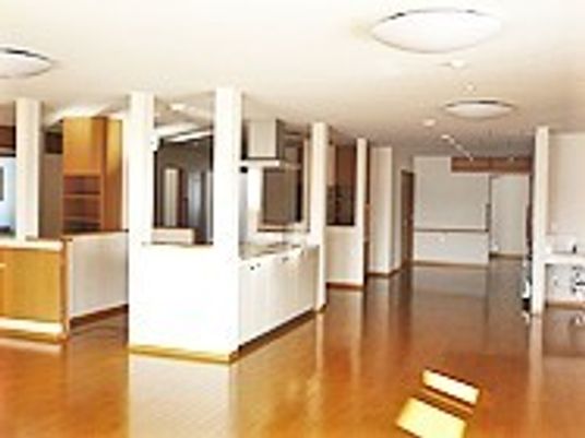フローリング仕様の施設内を写した写真。火の光が差し込んでいる様子