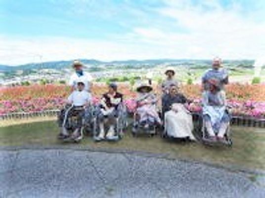 ラベンダー畑での記念撮影。車いすの利用者も一緒に出かけている。