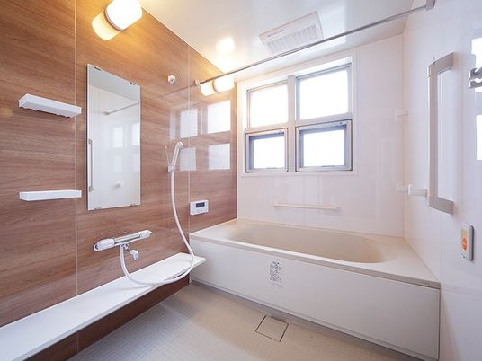壁に手すりがついた広めの浴室。施設に用意された高齢者向けの浴室の写真