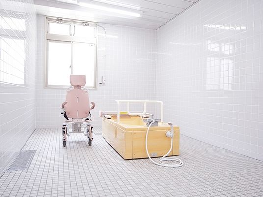 介護設備がついた介護仕様の浴室の様子。チェアインタイプの特殊浴槽