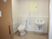 広いトイレには手洗い場もあり、手すりが両サイドに付いている。ドアはスライド式。