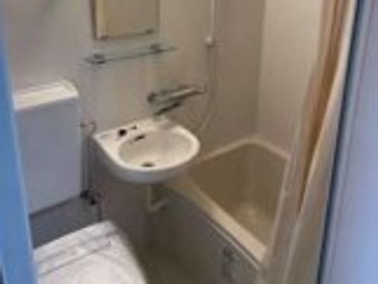 トイレと一人用の浴槽、そして手洗い場が設置されているユニットバス。