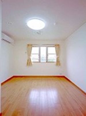 フローリングの居室には窓やエアコンが付き、日当たりもいい。