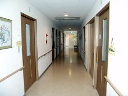 オールバリアフリーのてすりつきの環境。要側に個室が並んでいる