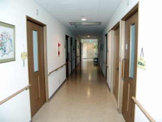 オールバリアフリーのてすりつきの環境。要側に個室が並んでいる