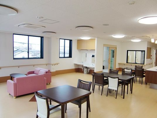 リビングスペースに家庭的な調度品が並んでいる様子。施設内のリラックススペース
