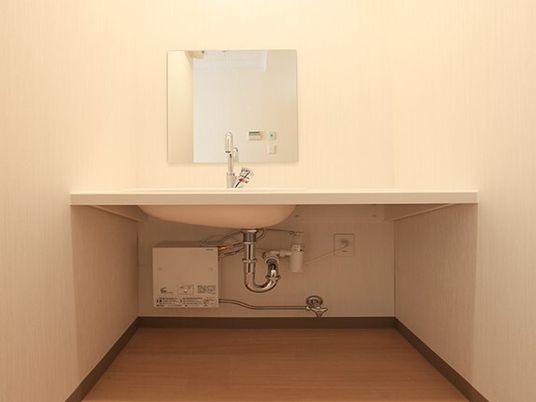 足を下に入れられるフットレス設計の洗面台の様子。施設内の設備の写真