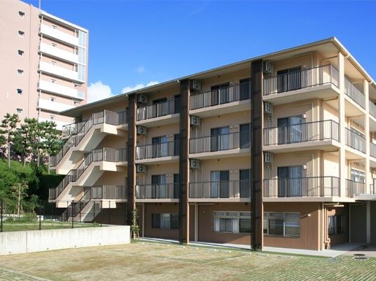 ４階建ての建物の外観写真。グループホーム 宝塚清光苑が入った建物