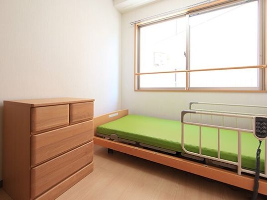 グループホーム内の居室の様子。タンスやベッドが置いてある施設内の部屋
