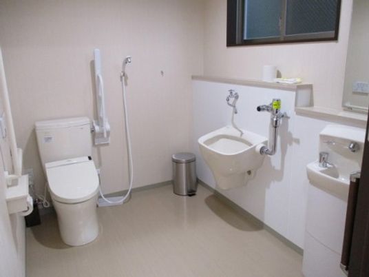 介護用トイレはフットレス設計の洗面台付き。広々としているので、介助が必要な方も余裕をもってご利用いただけます。