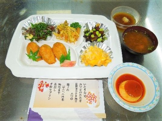 お品書きがついた施設内で出される行事食の様子。汁物やデザートもついている