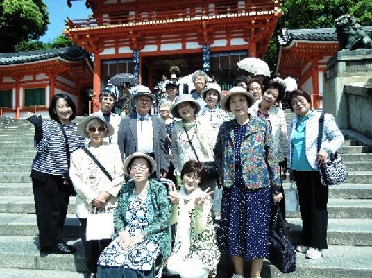 京都・八坂神社前で写したレクリエーション時の写真。会談で楽しそうに笑顔で写っている様子