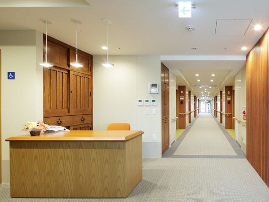 施設内の住居フロアの様子。手前にスタッフステーションがあるスペース