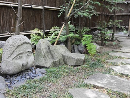 日本庭園風にしつらえてある中庭の様子。施設内の庭園の写真