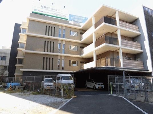 ４階建ての建物外観写真。マンションと同じような雰囲気の住宅型ホームの様子