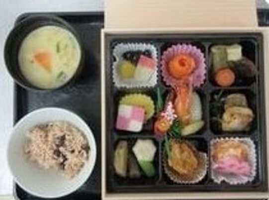 品数の多い華やかな食事メニューの一例。ごはんと知るものも写っている
