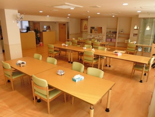 木のぬくもりが感じられる温かみあるリビングルーム。オールバリアフリーの床、やわらかい照明が印象的
