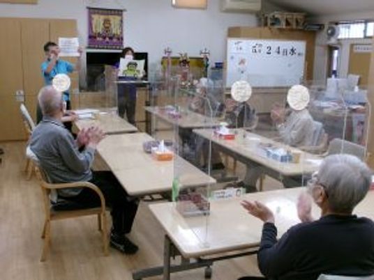 紙芝居を見る利用者様
