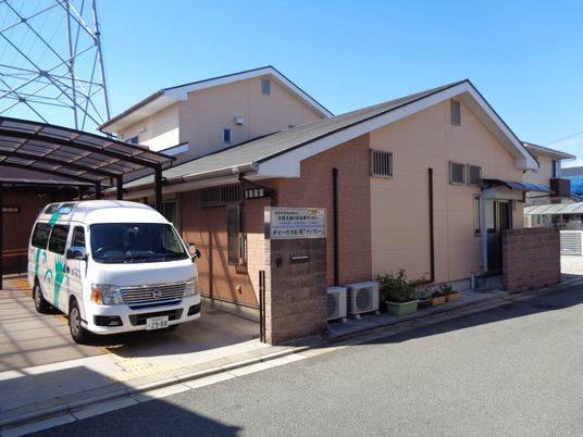駐車場のある施設の外観