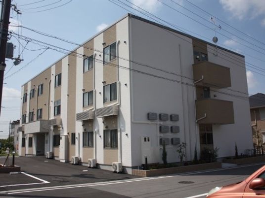 ベージュ色の外壁のスクエア型をした建物の敷地内には、注射スペースもしっかり完備しています。